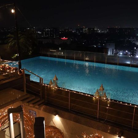 Hotel Radisson Blu Mumbai International Airport Exterior foto Infinity pool at the 10th floor of the hotel