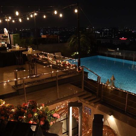 Hotel Radisson Blu Mumbai International Airport Exterior foto The pool at the rooftop bar