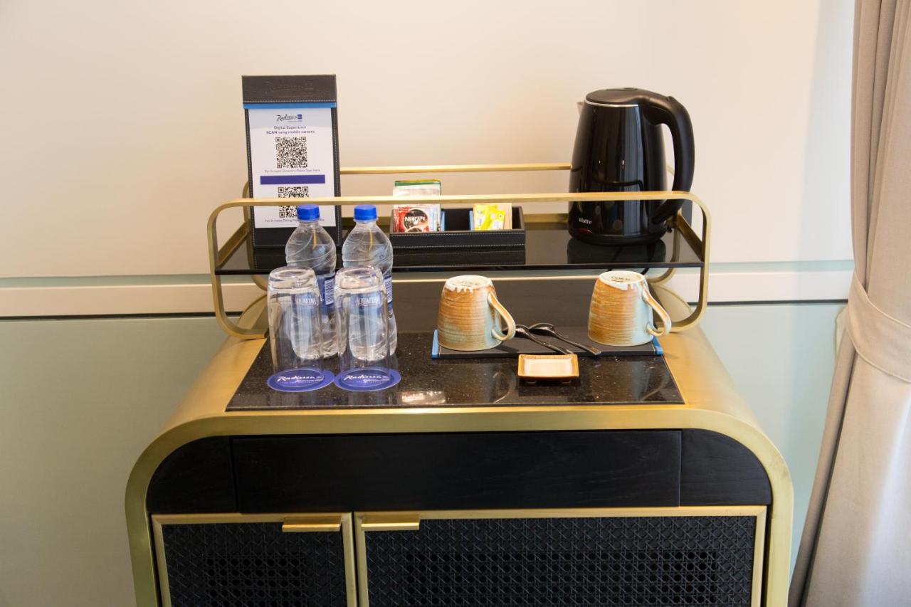 Hotel Radisson Blu Mumbai International Airport Exterior foto A tea and coffee making trolley in a hotel room