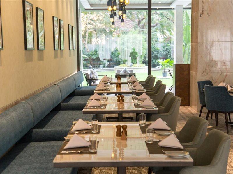 Hotel Radisson Blu Mumbai International Airport Exterior foto The interior of the restaurant