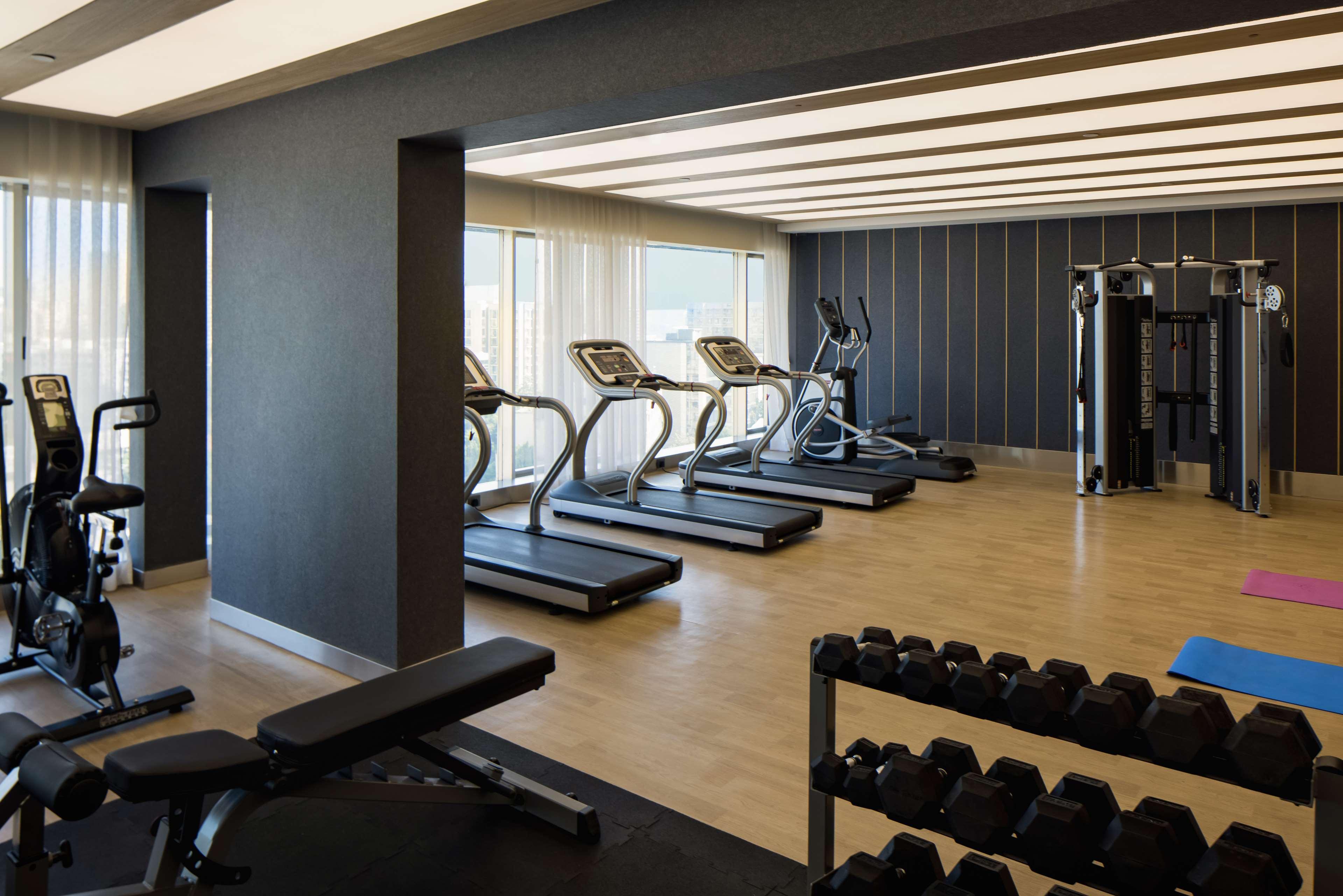 Hotel Radisson Blu Mumbai International Airport Exterior foto The gym at the hotel