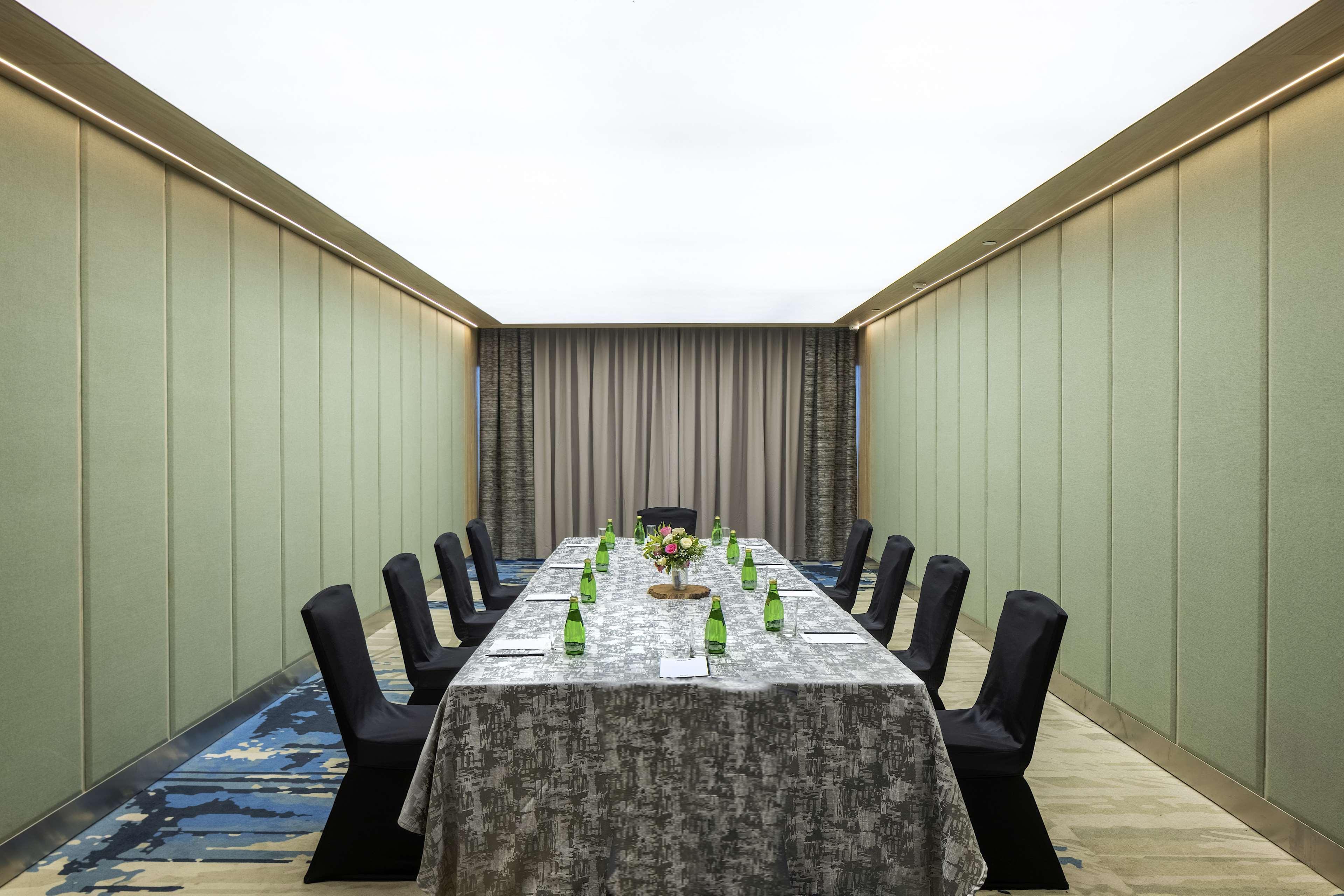 Hotel Radisson Blu Mumbai International Airport Exterior foto The meeting room