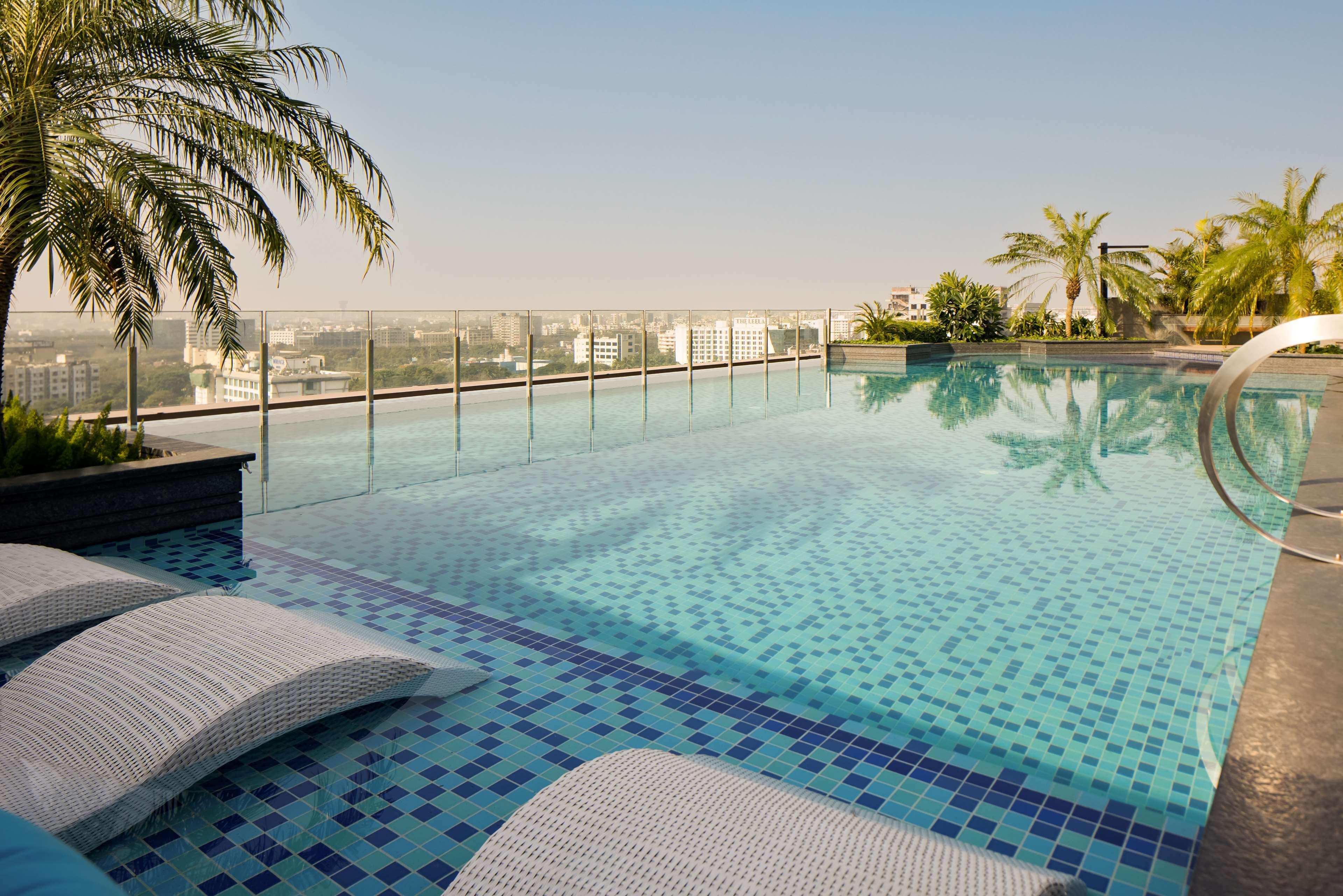 Hotel Radisson Blu Mumbai International Airport Exterior foto Infinity pool at the Park, Hyderabad
