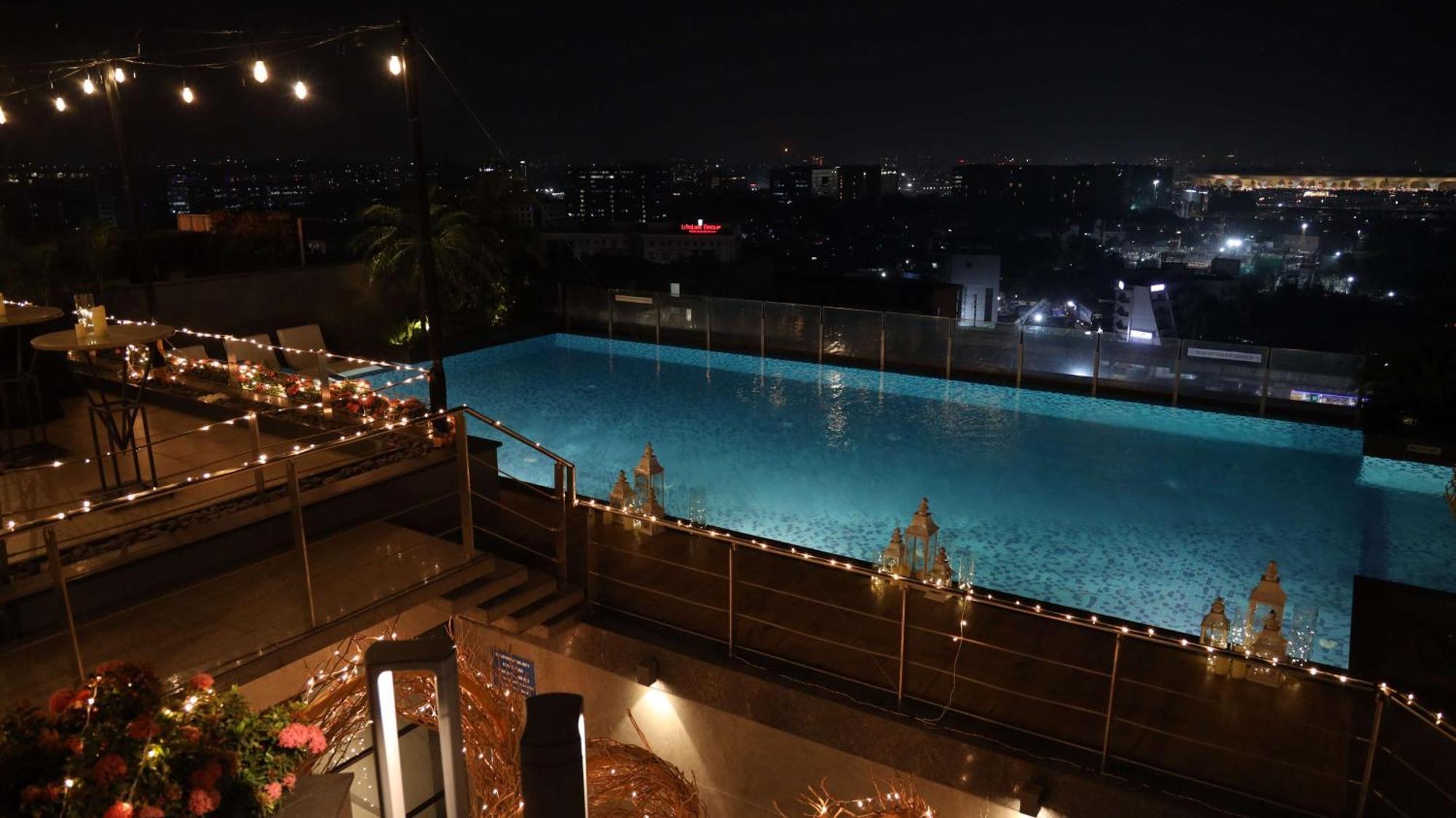 Hotel Radisson Blu Mumbai International Airport Exterior foto Infinity pool at the 10th floor of the hotel